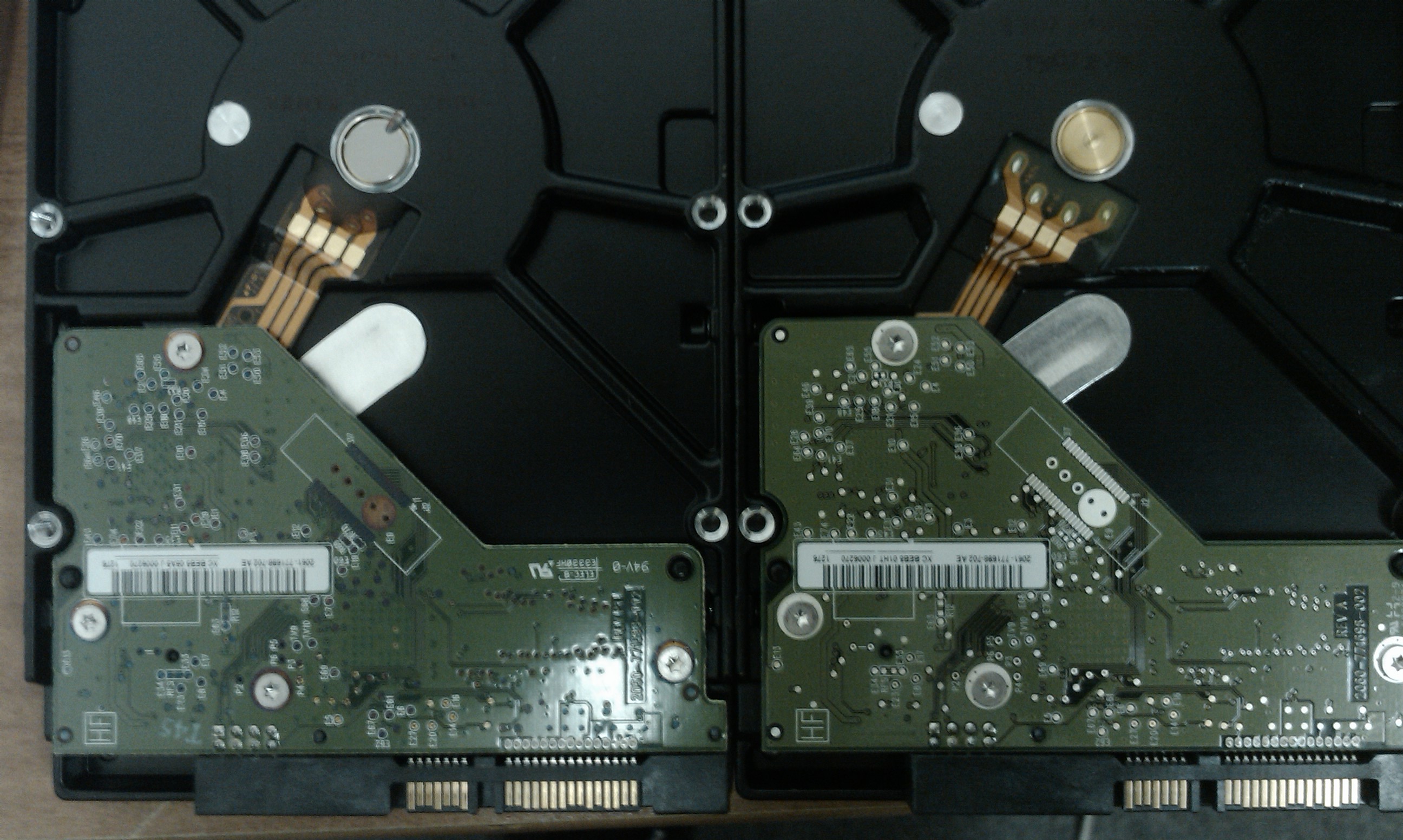 Vadný disk vlevo, nový disk vpravo - stejná série WD10EARS