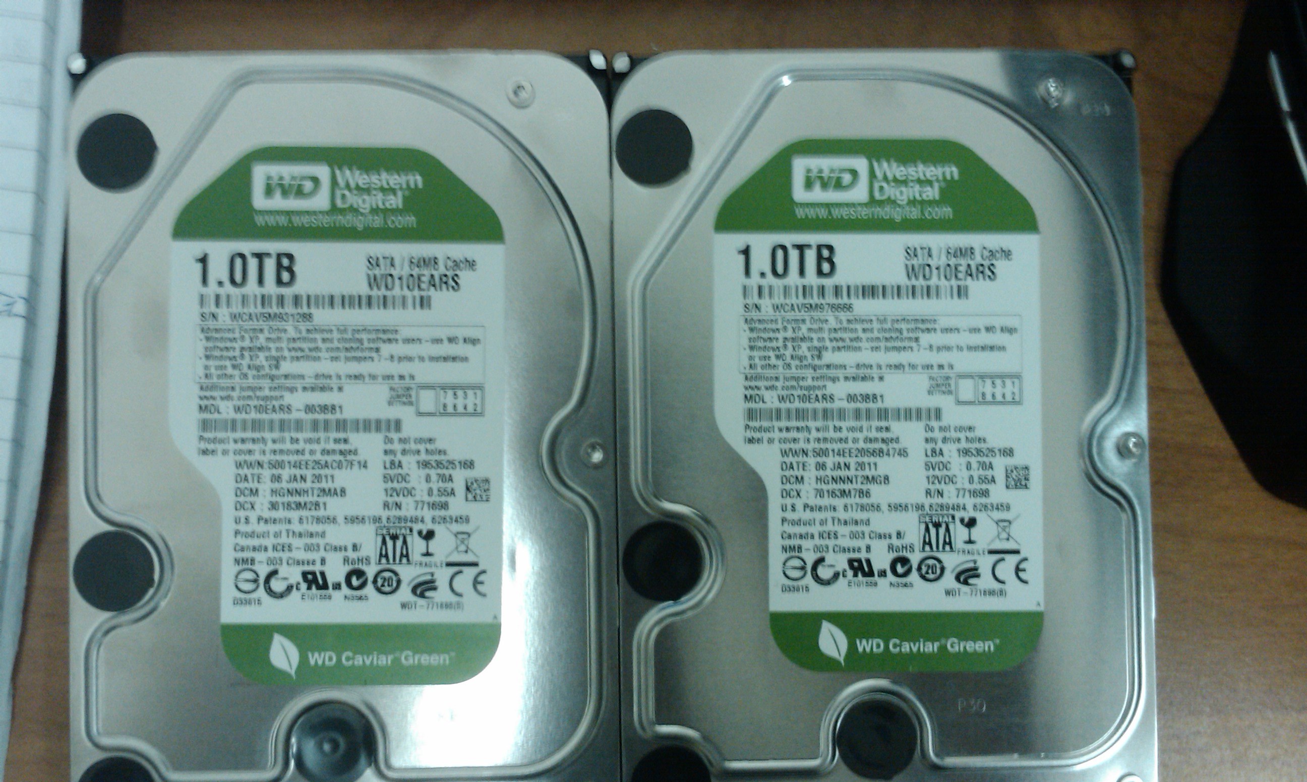 Vadný disk vlevo, nový disk vpravo - stejná série WD10EARS